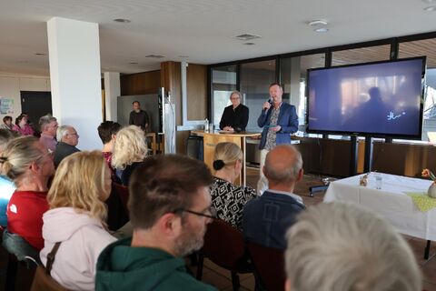 Tom Welte führte in seiner Ansage zurück in die 70er Jahre, wo die steile Karriere von Holm Dressler ihren Anfang genommen hatte. Bild: Andrea Jagode